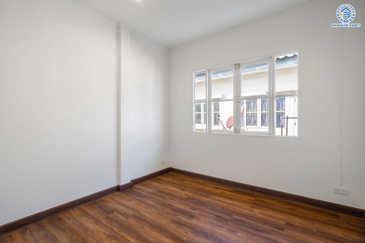 บ้านมือสองตกแต่งใหม่ ม.บุศรินทร์ วงแหวน (บ้านกล้วย-ไทรน้อย) จากแบรนด์ L&H เนื้อที่ 21 ตร.ว. ฟังก์ชัน 3 ห้องนอน 2 ห้องน้ำ จอดรถได้ 1 คัน ตอบโจทย์ทุกการอยู่อาศัย บนทำเลเชื่อมต่อถนนกาญจนาภิเษก ใกล้เซ็นทรัลเวสต์เกต และรถไฟฟ้าสายสีม่วง "สถานีคลองบางไผ่"